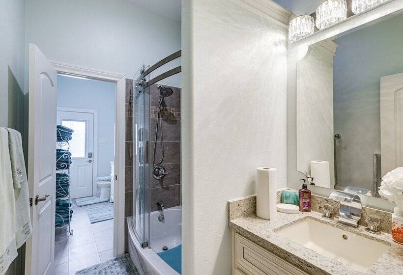 Spacious Spring Family Home W/ Full Kitchen & Pool