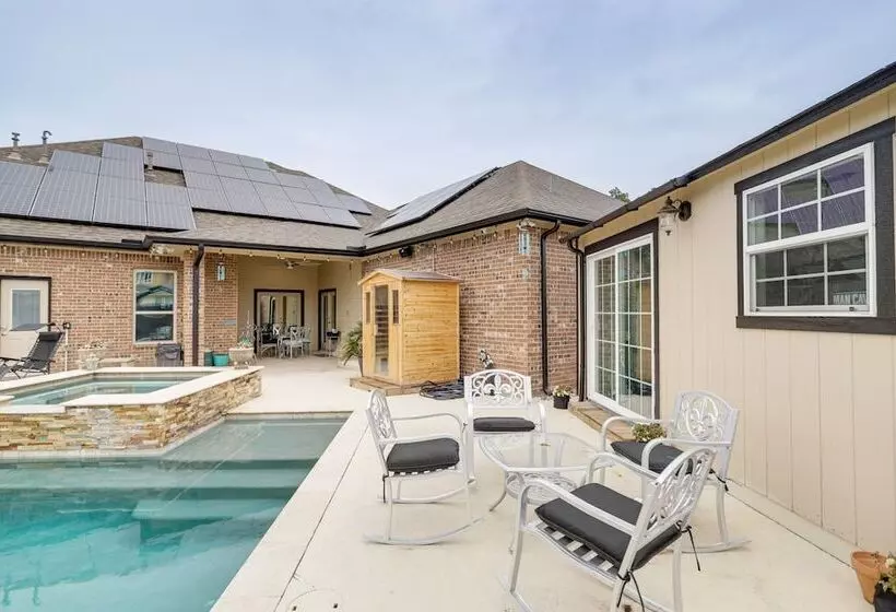 Spacious Spring Family Home W/ Full Kitchen & Pool