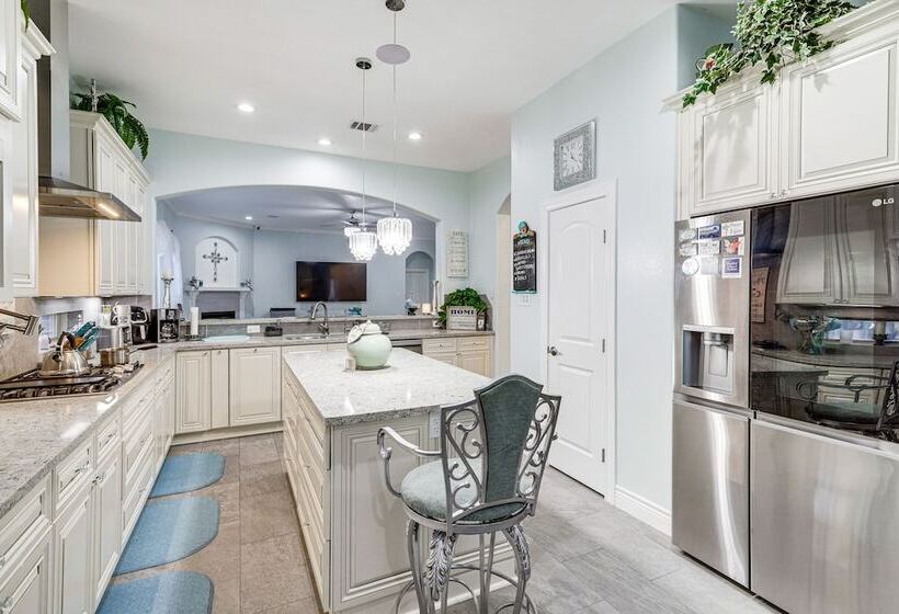Spacious Spring Family Home W/ Full Kitchen & Pool
