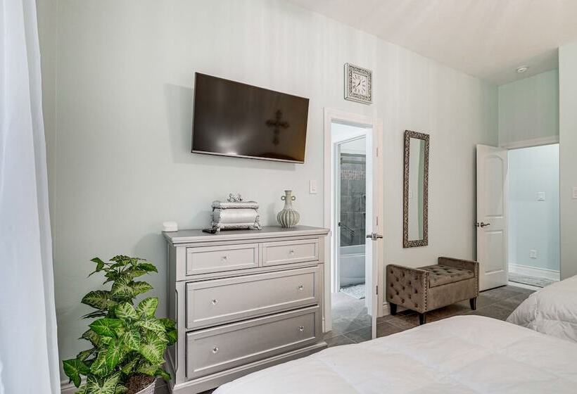 Spacious Spring Family Home W/ Full Kitchen & Pool