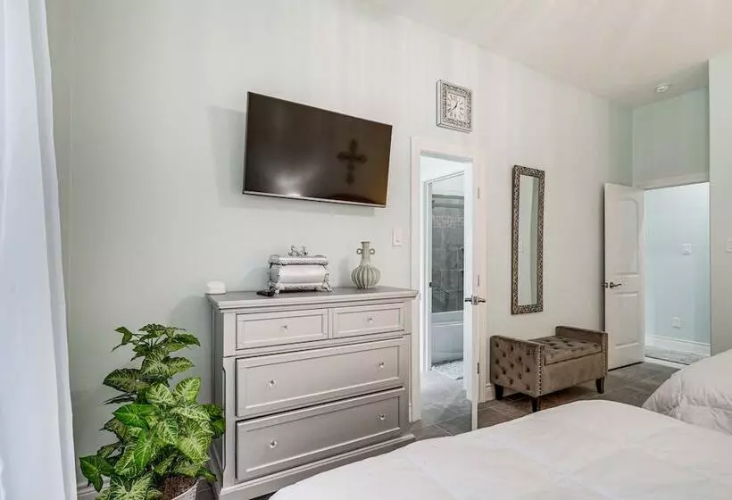 Spacious Spring Family Home W/ Full Kitchen & Pool