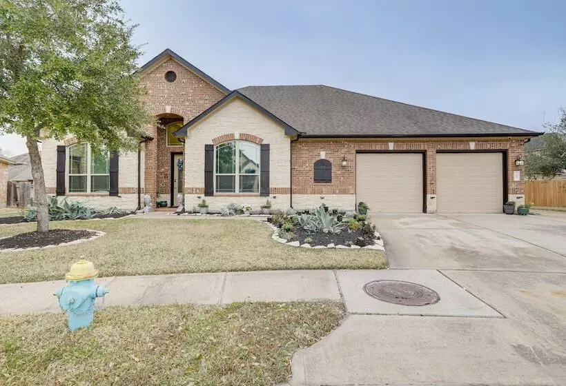 Spacious Spring Family Home W/ Full Kitchen & Pool