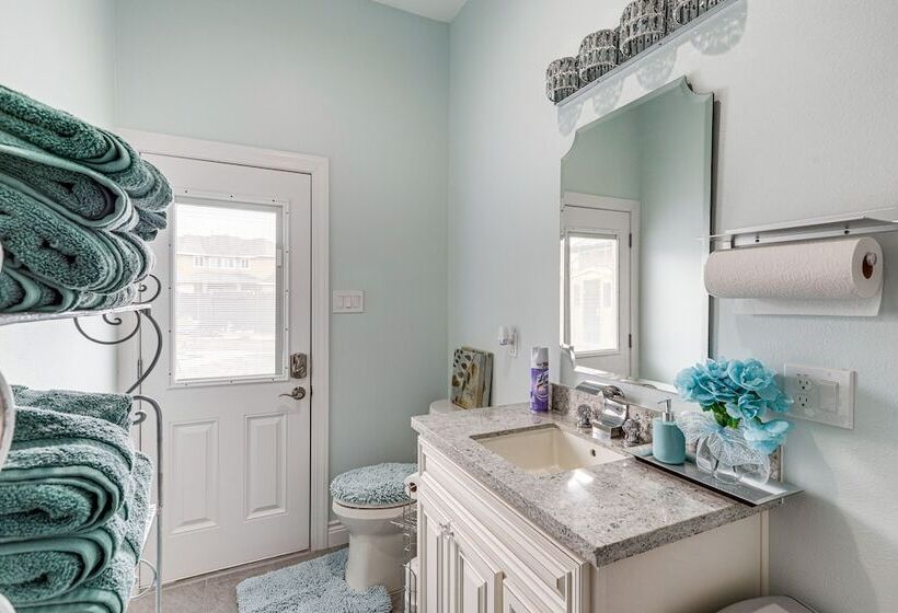 Spacious Spring Family Home W/ Full Kitchen & Pool