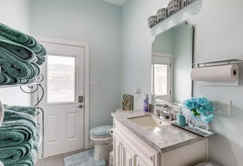 Spacious Spring Family Home W/ Full Kitchen & Pool