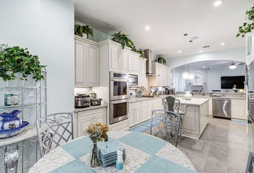 Spacious Spring Family Home W/ Full Kitchen & Pool