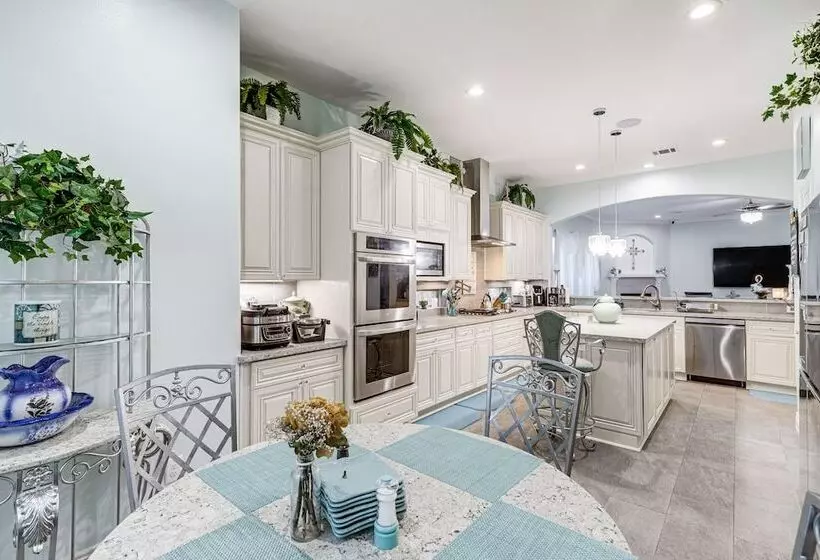 Spacious Spring Family Home W/ Full Kitchen & Pool