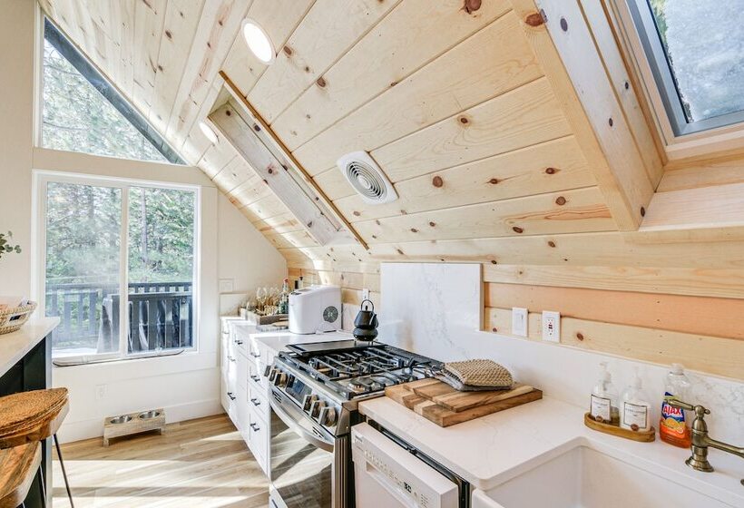 Westwood Cabin: Lake Almanor Across The Street!