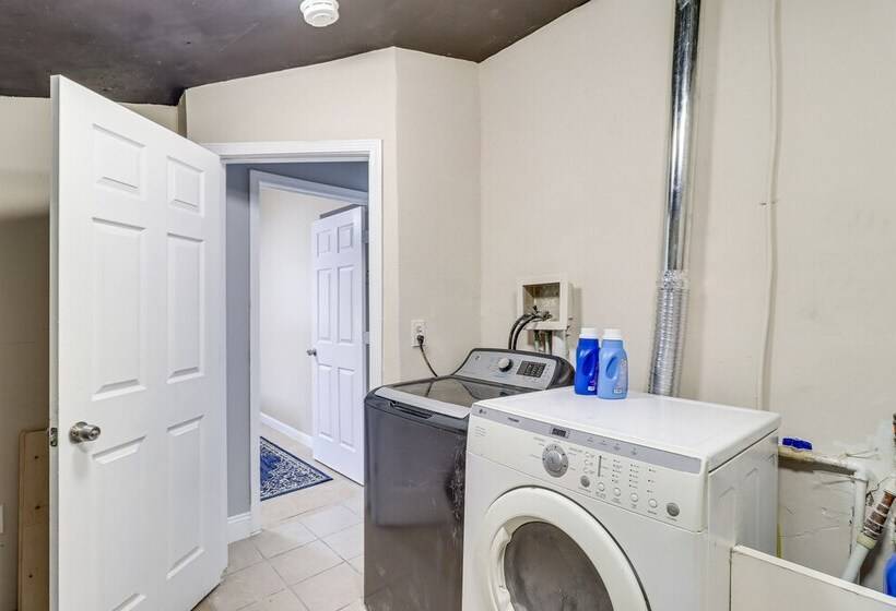 Farmington Hills Home W/ Yard: 20 Mi To Detroit