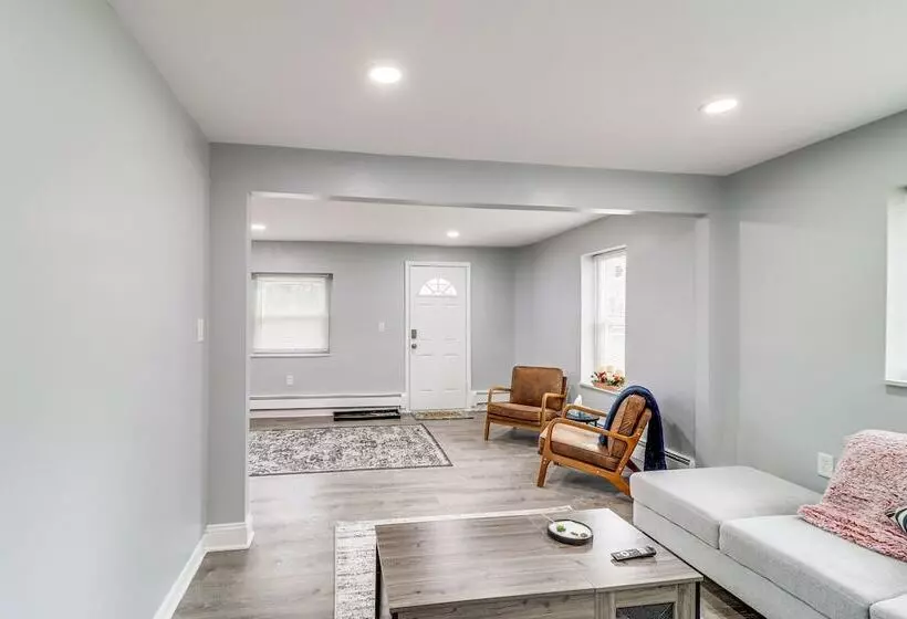 Farmington Hills Home W/ Yard: 20 Mi To Detroit