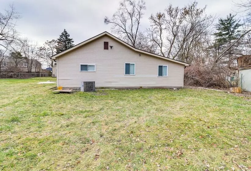 Farmington Hills Home W/ Yard: 20 Mi To Detroit