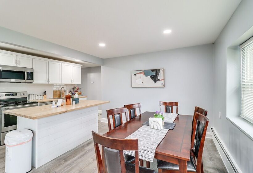 Farmington Hills Home W/ Yard: 20 Mi To Detroit