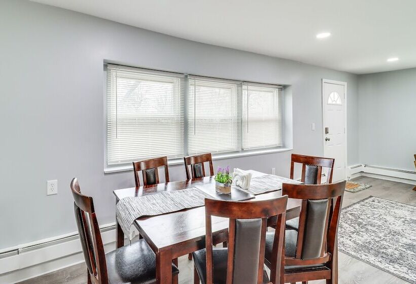 Farmington Hills Home W/ Yard: 20 Mi To Detroit