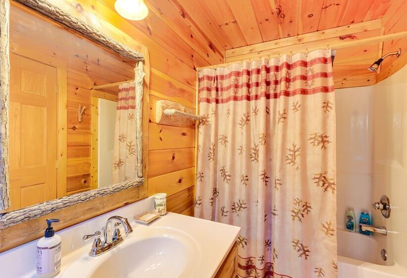 Gorgeous Blue Ridge Mountain Retreat: Deck + View!