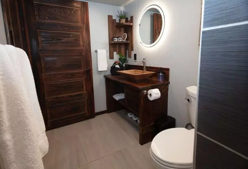 Hotelli The Frenchman Suites