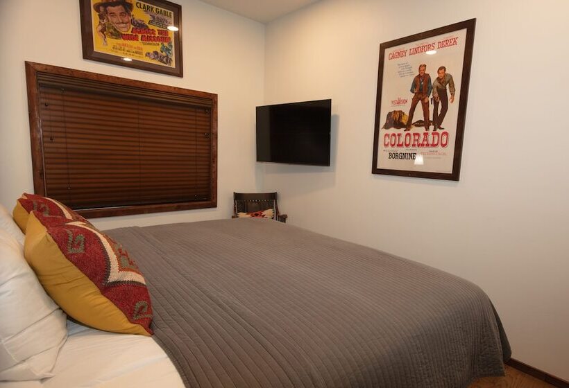 Отель The Frenchman Suites