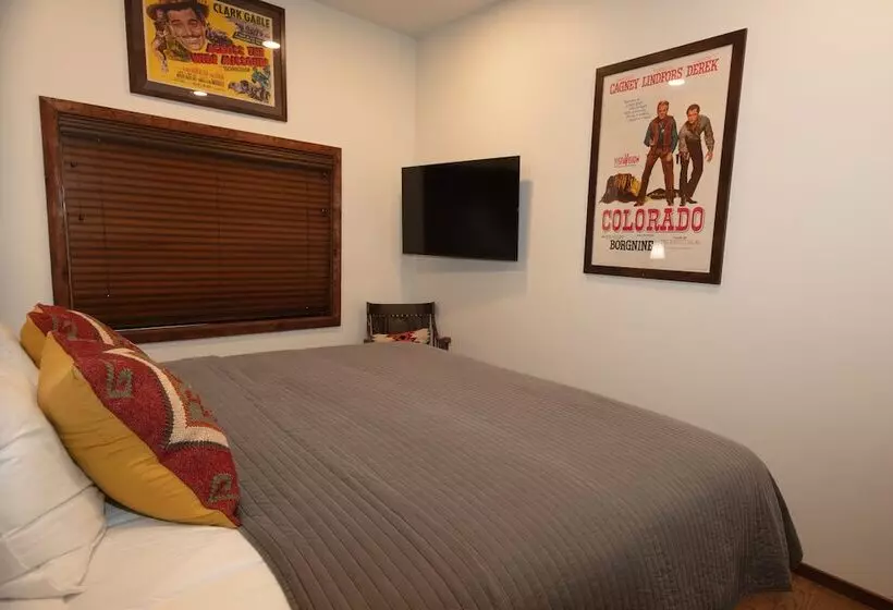 Hotelli The Frenchman Suites