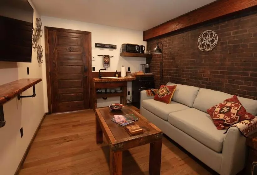 Hotelli The Frenchman Suites