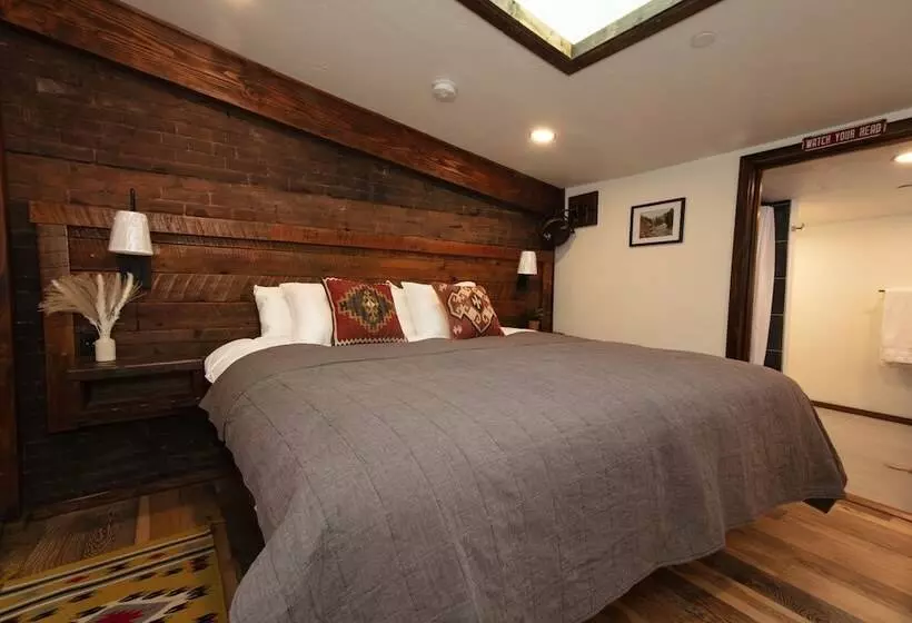 Hotelli The Frenchman Suites