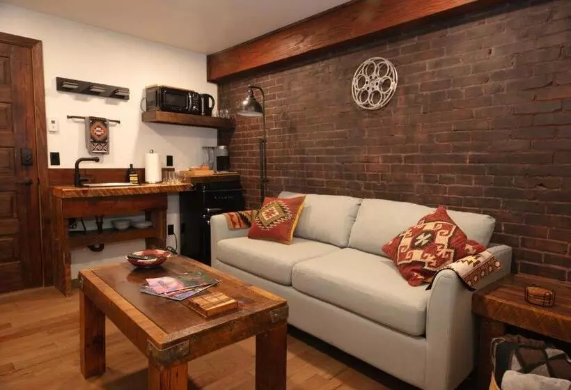 Hotelli The Frenchman Suites