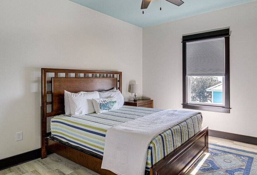 Long Beach House W/ Charcoal Grill: Steps To Shore