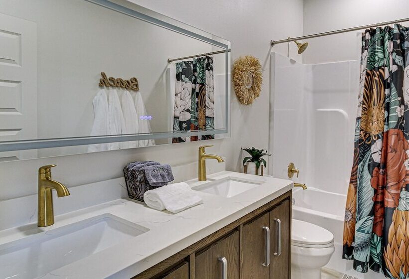 Long Beach House W/ Charcoal Grill: Steps To Shore