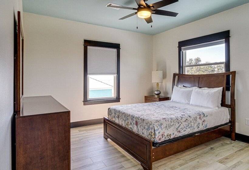 Long Beach House W/ Charcoal Grill: Steps To Shore