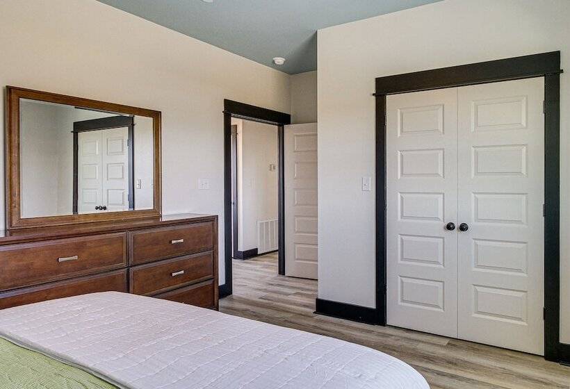 Long Beach House W/ Charcoal Grill: Steps To Shore