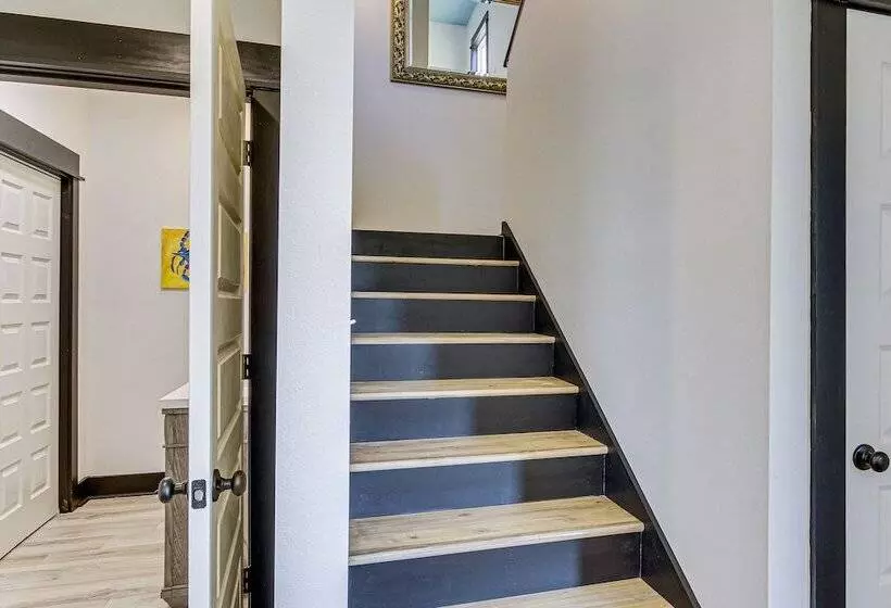 Long Beach House W/ Charcoal Grill: Steps To Shore