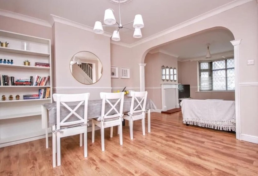 Резиденция Spacious 3 Bed House In Brighton With Parking