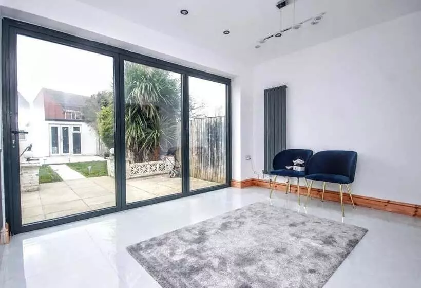 Residenssi Spacious 3 Bed House In Brighton With Parking