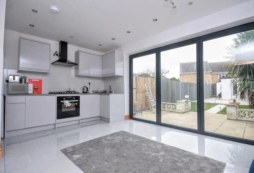 Резиденция Spacious 3 Bed House In Brighton With Parking