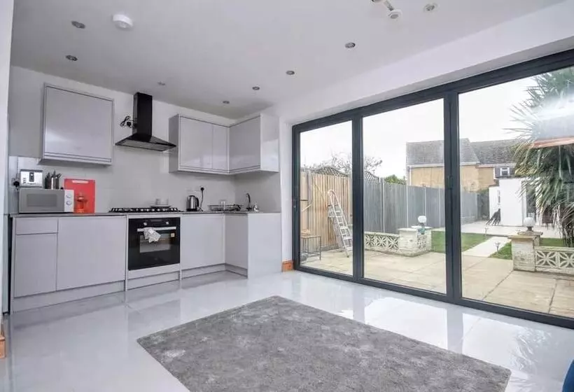 Residenssi Spacious 3 Bed House In Brighton With Parking