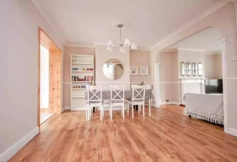 Residenssi Spacious 3 Bed House In Brighton With Parking