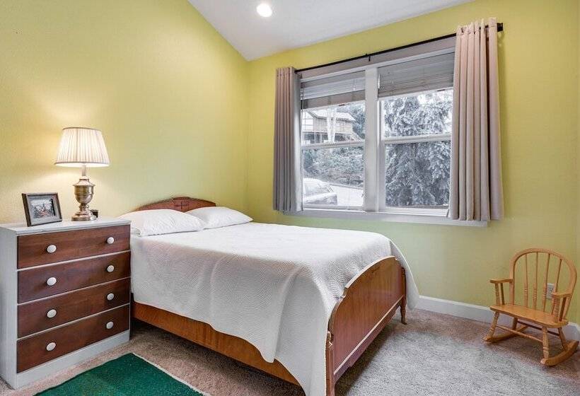 Silverton Home W/ View, 2 Mi To Oregon Garden!