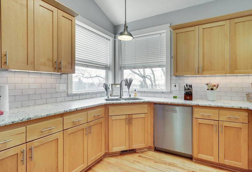 Silverton Home W/ View, 2 Mi To Oregon Garden!