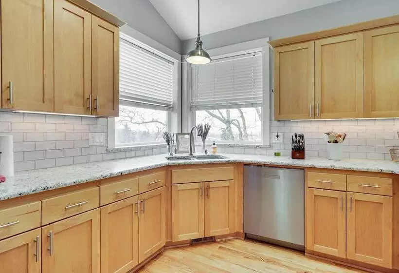 Silverton Home W/ View, 2 Mi To Oregon Garden!