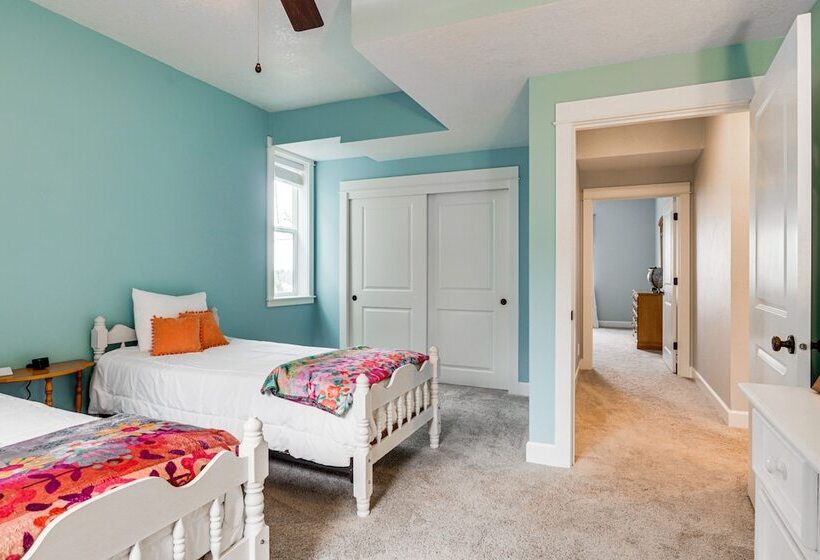 Silverton Home W/ View, 2 Mi To Oregon Garden!