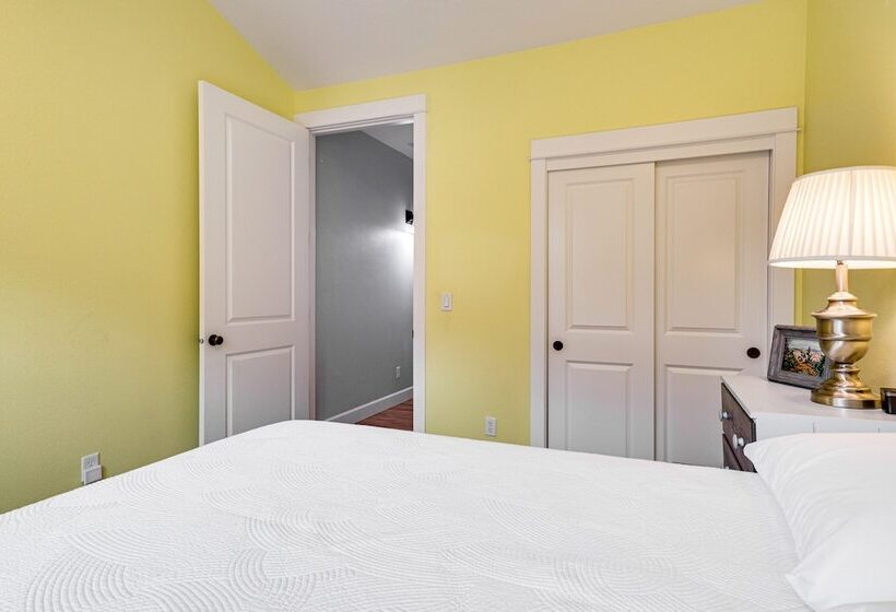 Silverton Home W/ View, 2 Mi To Oregon Garden!