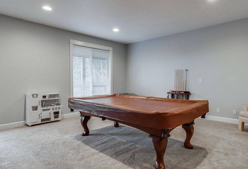 Silverton Home W/ View, 2 Mi To Oregon Garden!