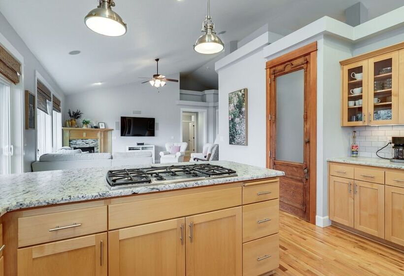 Silverton Home W/ View, 2 Mi To Oregon Garden!