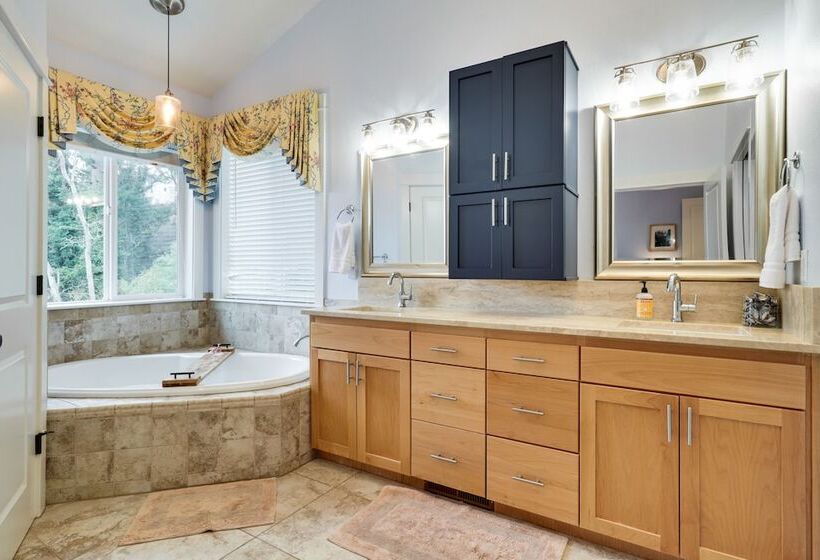 Silverton Home W/ View, 2 Mi To Oregon Garden!