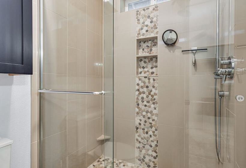 Silverton Home W/ View, 2 Mi To Oregon Garden!