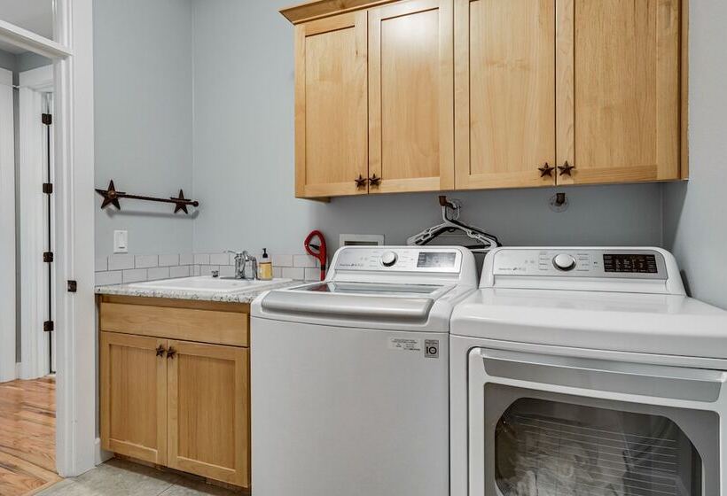 Silverton Home W/ View, 2 Mi To Oregon Garden!