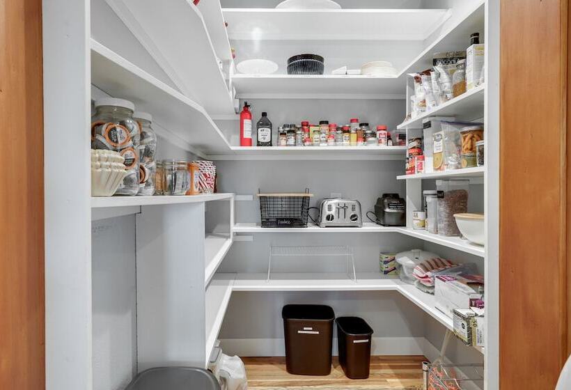 Silverton Home W/ View, 2 Mi To Oregon Garden!