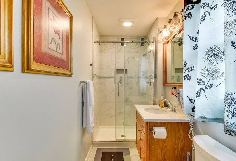 Spacious Home W/ Tranquil Patio ~ 29 Mi To Dc!