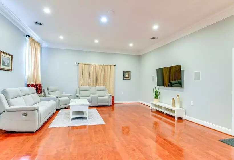 Spacious Home W/ Tranquil Patio ~ 29 Mi To Dc!