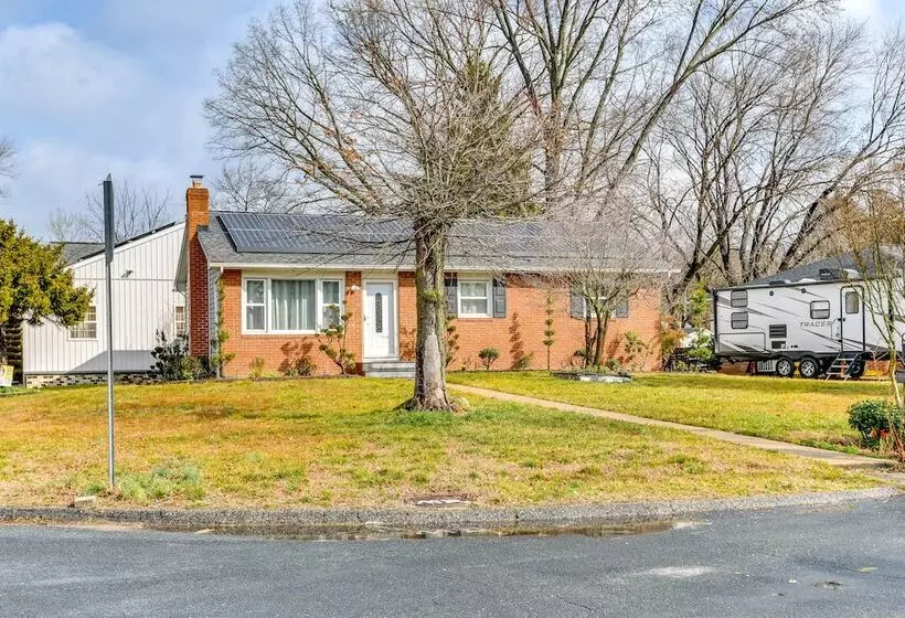 Spacious Home W/ Tranquil Patio ~ 29 Mi To Dc!