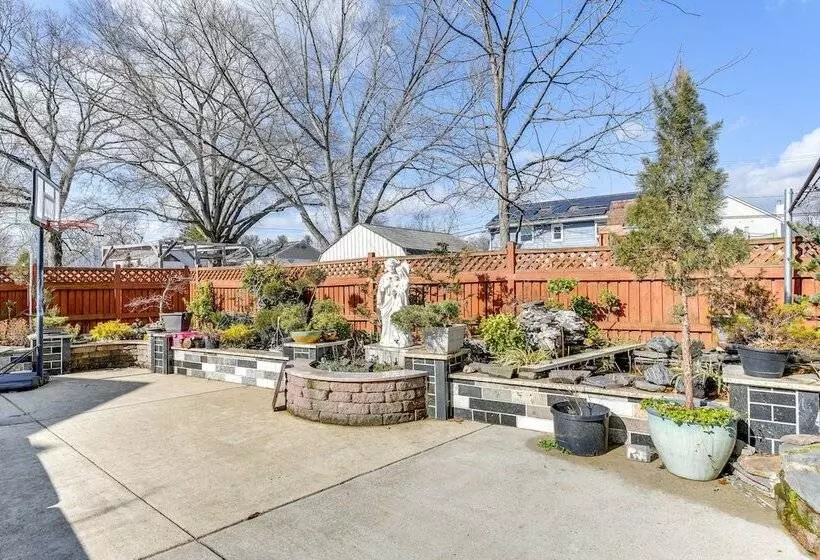 Spacious Home W/ Tranquil Patio ~ 29 Mi To Dc!