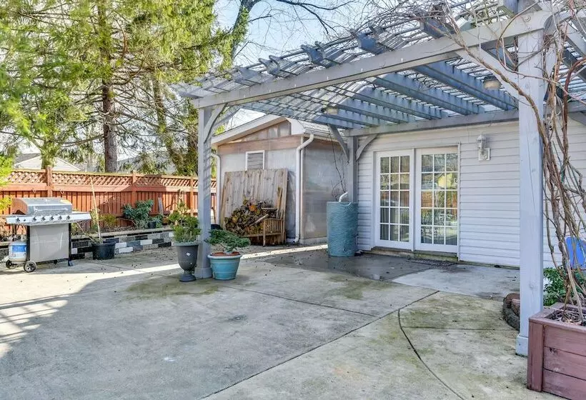 Spacious Home W/ Tranquil Patio ~ 29 Mi To Dc!