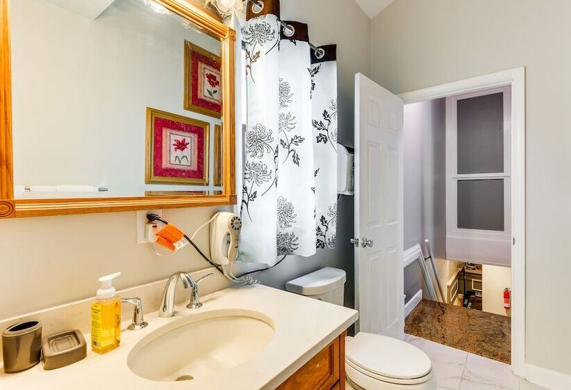 Spacious Home W/ Tranquil Patio ~ 29 Mi To Dc!